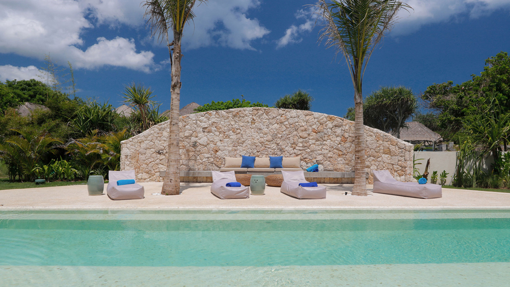 Villa Seascape - Poolside sunbeds